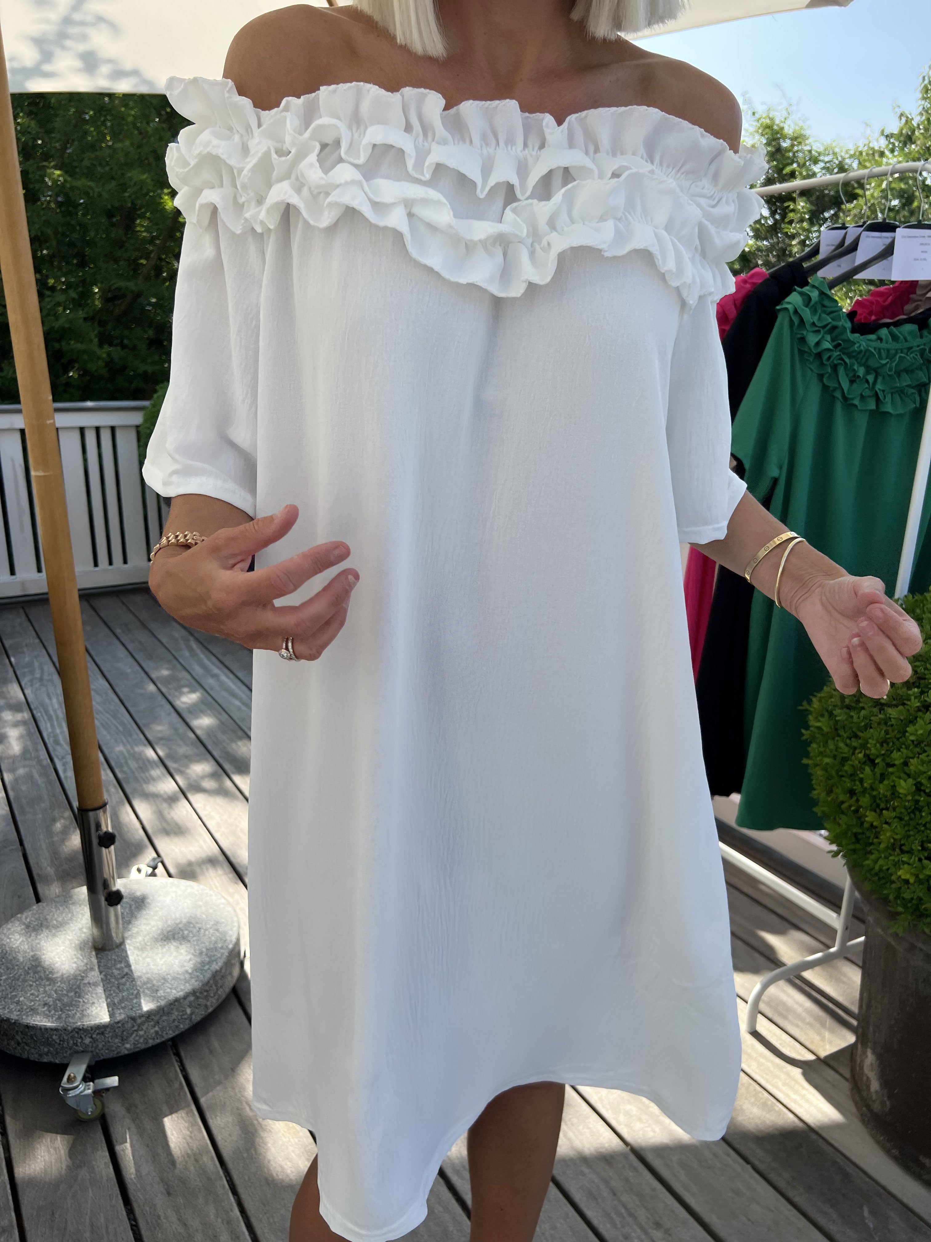 Chili Sleeveless Dress - Fineste kjole med flæser i udskæringen